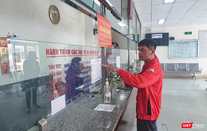 Hành khách đến mua vé tàu Tết trực tiếp tại phòng vé Ga Đà Nẵng Hành khách đến mua vé tàu Tết trực tiếp tại phòng vé Ga Đà Nẵng