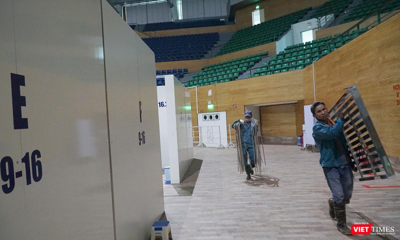 Công nhân khẩn trương