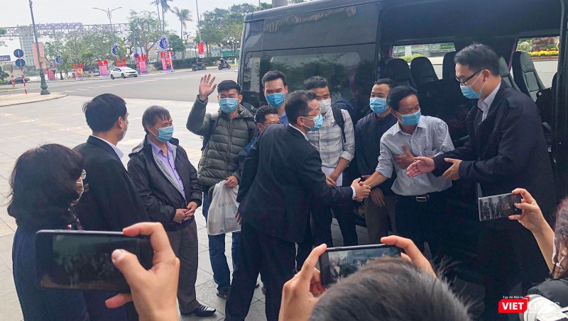 Bí thư Thành uỷ Đà Nẵng ra tận xe tiễn đoàn bác sĩ