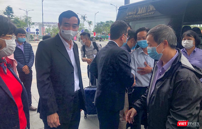 Chủ tịch UBND TP Đà Nẵng Lê Trung Chinh động viên các bác sĩ