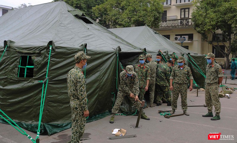 Các chiến sĩ lực lượng Bộ Tư lệnh Thủ đô Hà Nội khẩn trương xây dựng Bệnh viện dã chiến Bạch Mai (Ảnh Đỗ Hằng)