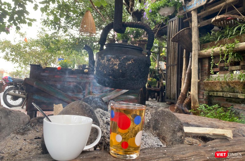 Ấm nước nấu củi đen khói bếp