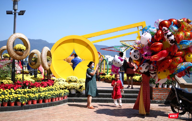 Một góc đường hoa xuân Bạch Đằng (TP Đà Nẵng)