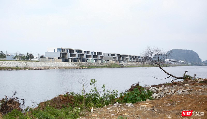 Một đoạn sông Cổ Cò được nạo vét và kiên cố hoá bằng hệ thống kè