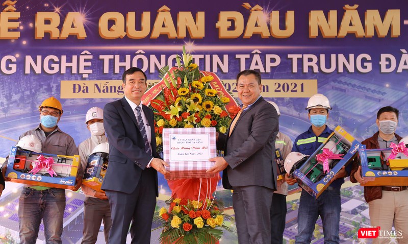 Ông Lê Trung Chinh - Chủ tịch UBND TP Đà Nẵng tặng quà đầu năm cho đại diện Trungnam Group - Chủ đầu tư Khu Công nghệ thông tin (CNTT) tập trung Đà Nẵng Ông Lê Trung Chinh - Chủ tịch UBND TP Đà Nẵng tặng quà đầu năm cho đại diện Trungnam Group - Chủ đầu tư Khu Công nghệ thông tin (CNTT) tập trung Đà Nẵng