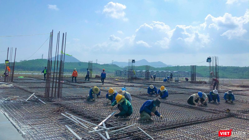 Công nhân làm việc trên công trường tại Khu Công nghệ thông tin (CNTT) tập trung Đà Nẵng Công nhân làm việc trên công trường tại Khu Công nghệ thông tin (CNTT) tập trung Đà Nẵng