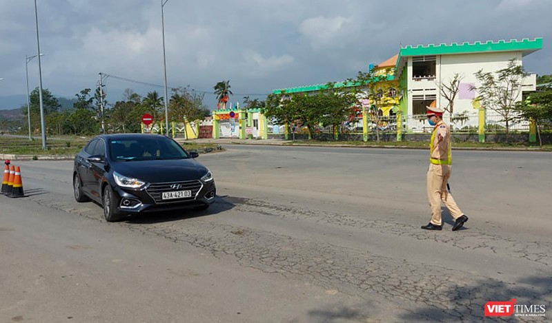 Lực lượng CSGT TP Đà Nẵng chốt chặn kiểm soát phương tiện trên các nút giao thông dẫn vào TP để phòng, chống dịch COVID-19