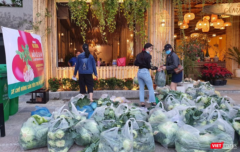 Rau củ nhanh chóng được người dân mua hết