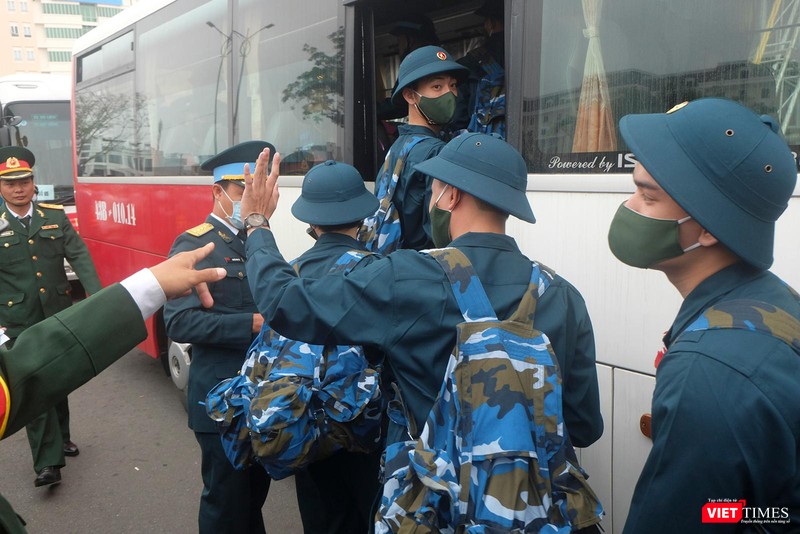 Chào người thân con lên đường