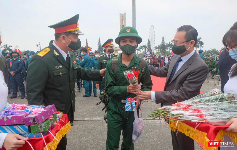 Chủ tịch UBND TP Đà Nẵng Lê Trung Chinh tặng hoa cho tân binh trong ngày tuyển quân năm 2021
