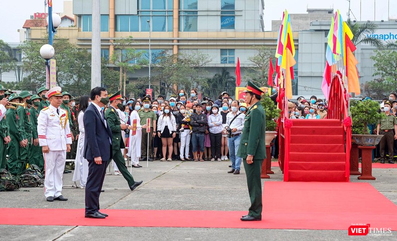 Chủ tịch UBND TP Đà Nẵng Lê Trung Chinh nghe báo cáo tại buổi lễ tuyển quân năm 2021