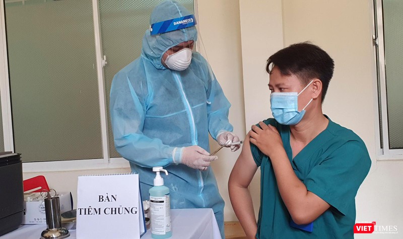 Đà Nẵng tiêm vaccine COVID-19 cho nhân viên y tế tuyến đầu chống dịch