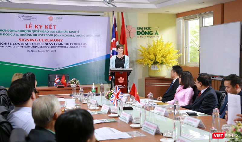 Bà Emily Hamblin - Tổng Lãnh sự Anh tại TP. Hồ Chí Minh, Giám đốc Thương mại của Anh tại Việt Nam phát biểu tại sự kiện ký kết hợp tác đào tạo