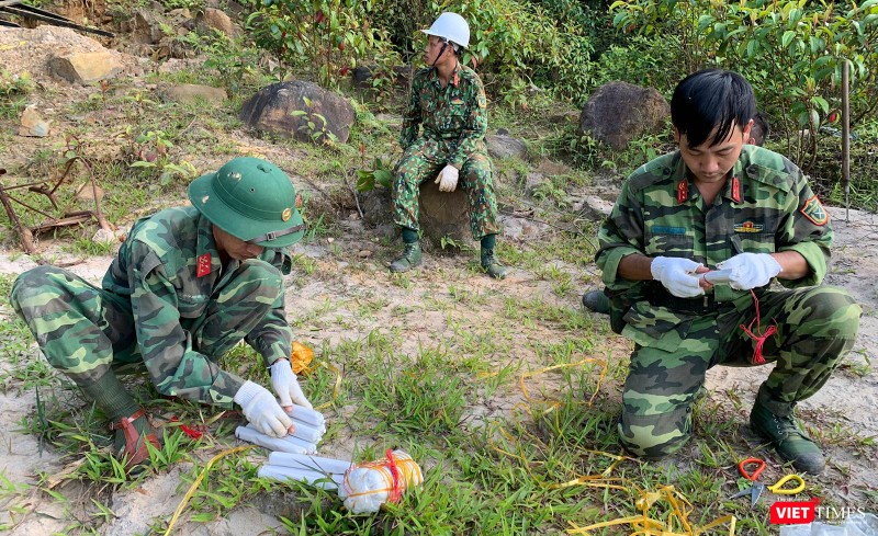 Cài mìn để đánh sập hầm khai thác vàng trái phép Cài mìn để đánh sập hầm khai thác vàng trái phép