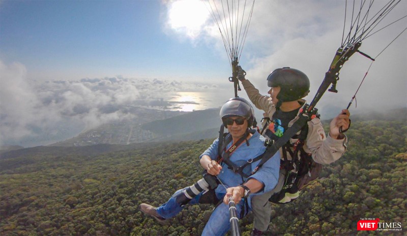 Bay cùng Chủ nhiệm Câu lạc bộ dù bay Đà Nẵng