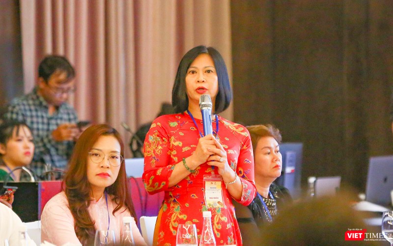 Bà Hồ Nguyễn Phương Chi – Chủ tịch Hội khách sạn Đà Nẵng phát biểu ý kiến tại toạ đàm
