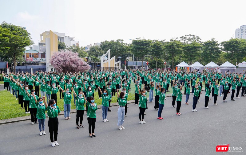 Sinh viên trong điệu múa dân vũ