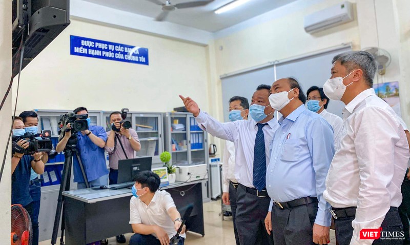 Chủ tịch nước Nguyễn Xuân Phúc và đoàn công tác trong chuyến kiểm tra công tác phòng, chống dịch COVID-19 tại Bệnh viện Phổi TP Đà Nẵng Chủ tịch nước Nguyễn Xuân Phúc và đoàn công tác trong chuyến kiểm tra công tác phòng, chống dịch COVID-19 tại Bệnh viện Phổi TP Đà Nẵng