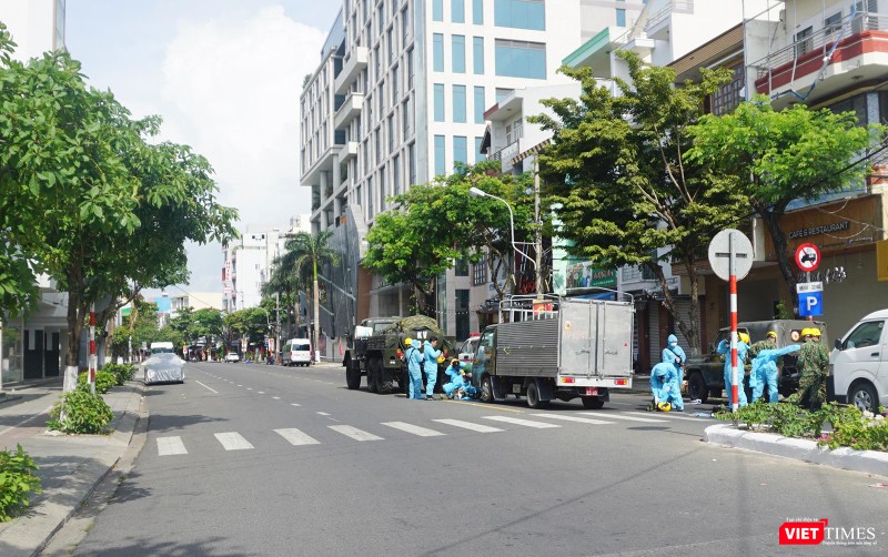 Đoạn đường dẫn đến vũ trường New Phương Đông bị phong toả để phun thuốc khử khuẩn Đoạn đường dẫn đến vũ trường New Phương Đông bị phong toả để phun thuốc khử khuẩn