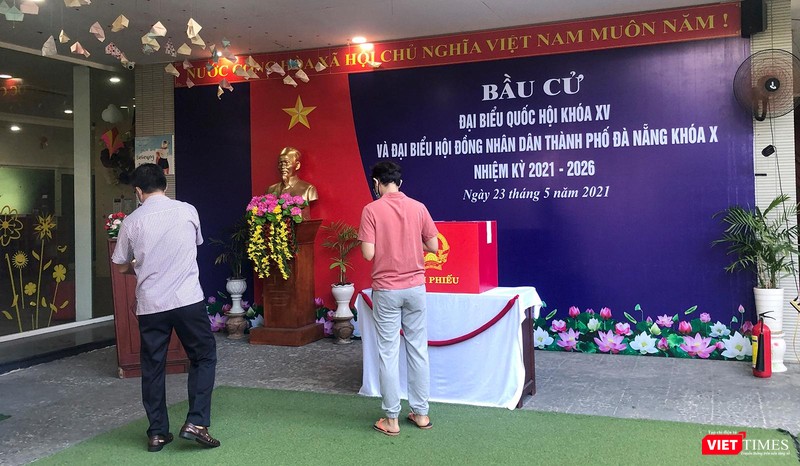 Cử tri đi bỏ phiếu từ rất sớm (Ảnh Xuân Mai)