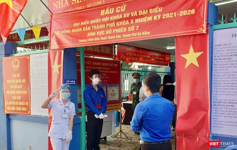 Công tác kiểm tra dịch tễ tại một điểm bỏ phiếu (ảnh Khánh Hưng)