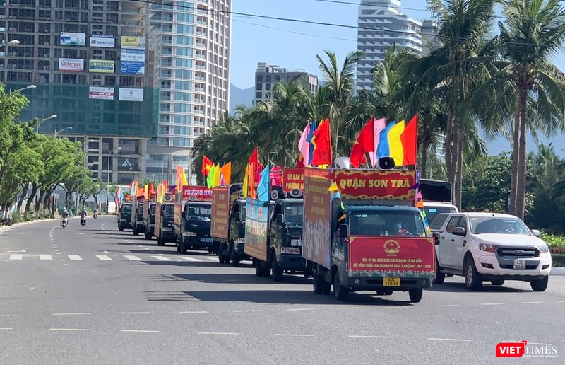 Xe cổ động cho hoạt động bầu cử diễu hành trên các con phố (ảnh Như Hoa)