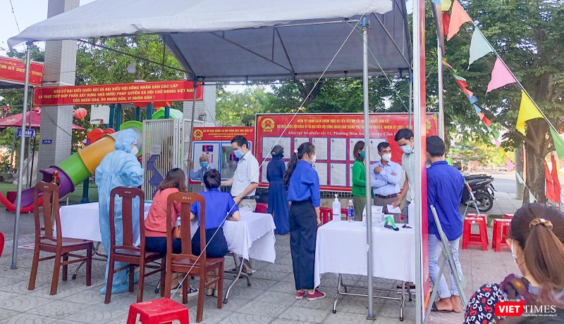 Nhân viên y tế làm nhiệm vụ tại điểm bỏ phiếu trên địa bàn phường Hoà Xuân, Cẩm Lệ (Ảnh Xuân Mai)