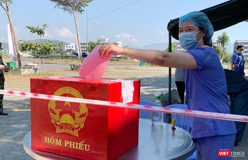 Bỏ phiếu tại chốt kiểm soát dịch tễ (Ảnh Khánh Hưng)