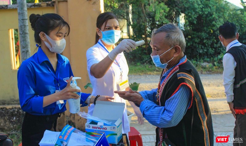 Đồng bào người Cơ Tu đi bỏ phiếu tại điểm bỏ phiếu Thôn Tà Lang -Giàn Bí (xã Hoà Bắc, huyện Hoà Vang, TP Đà Nẵng ) (Ảnh: Thy Phượng)