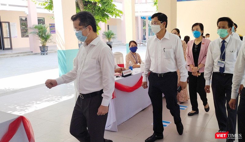 Lãnh đạo TP Đà Nẵng đi bỏ phiếu (Ảnh:Anh Đào)