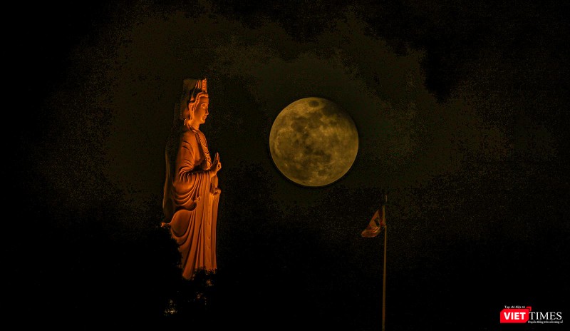 Và đến 20h15, mặt trăng gần như đạt kích thước cực đại