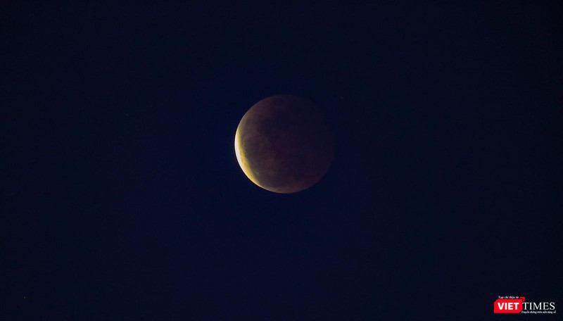 Mặt trăng dần chuyển sang màu đỏ khi ánh sáng mặt trời chiếu qua