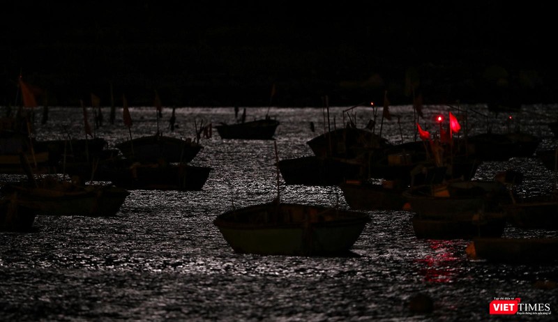 Biển Đà Nẵng như dát bạc