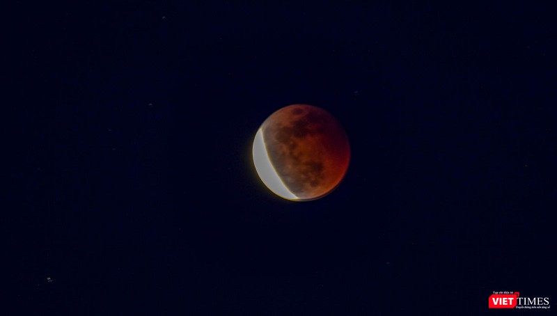 Mặt trăng ửng đỏ khi cường độ ánh sáng mặt trời chiếu đến mặt trăng
