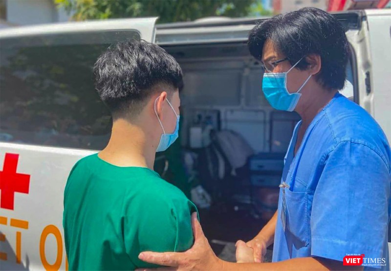 Bác sĩ Nguyễn Trọng Thiện - Giám đốc Bệnh viện C Đà Nẵng động viên các bác sĩ lên đường làm nhiệm vụ Bác sĩ Nguyễn Trọng Thiện - Giám đốc Bệnh viện C Đà Nẵng động viên các bác sĩ lên đường làm nhiệm vụ