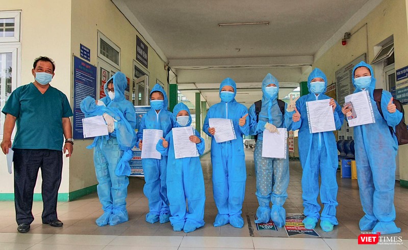 Các bệnh nhân COVID-19 điều trị tại Bệnh viện Phổi Đà Nẵng tong buổi xuất viện ngày 3/6 Các bệnh nhân COVID-19 điều trị tại Bệnh viện Phổi Đà Nẵng tong buổi xuất viện ngày 3/6