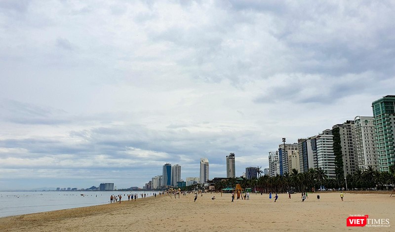 Đúng 0h ngày 9/6, Đà Nẵng cho phép người dân đi tắm tại các bãi biển