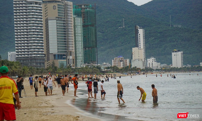 Rất đông người dân đi tắm biển