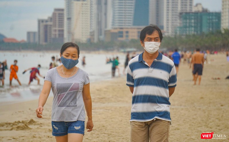 Người dân TP Đà Nẵng đi tắm biển vẫn tuân thủ đúng quy định phòng dịch