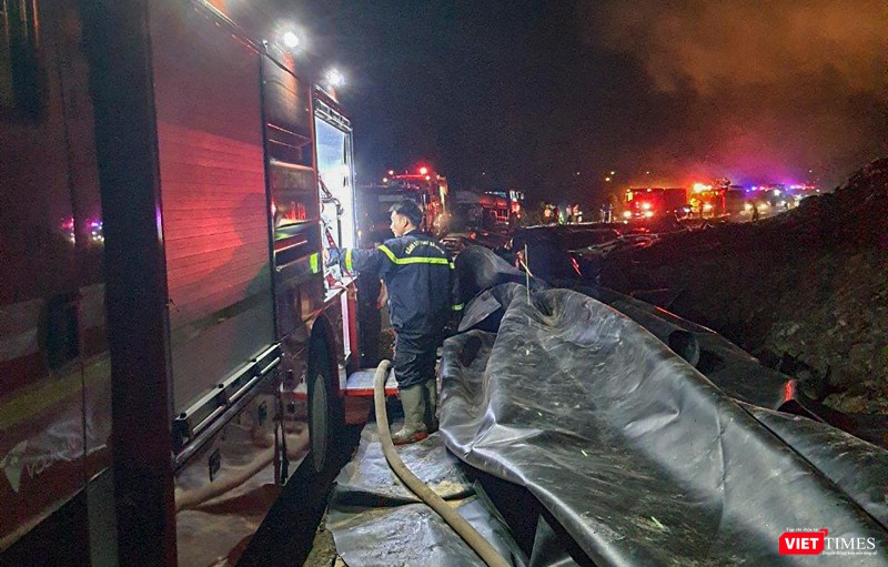 Đến tối cùng ngày, lực lượng cảnh sát PCCC vẫn phải huy động toàn lực để dập đám cháy Đến tối cùng ngày, lực lượng cảnh sát PCCC vẫn phải huy động toàn lực để dập đám cháy