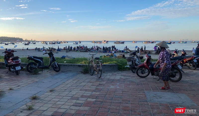 Trên vỉa hè và dướin biển tập trung rất đông người Trên vỉa hè và dướin biển tập trung rất đông người