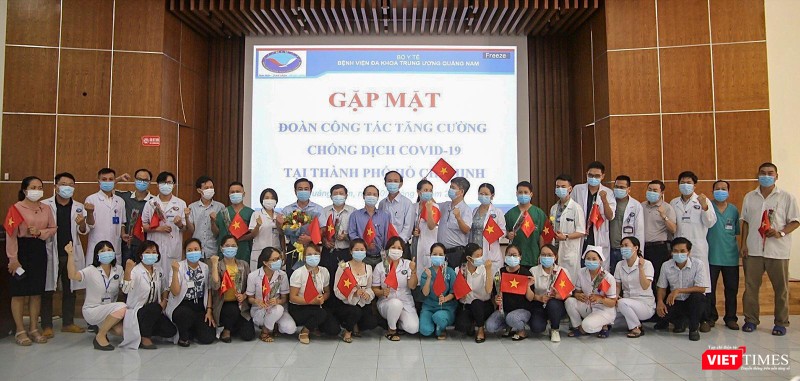 Quang cảnh buổi gặp mặt Đoàn y bác sĩ Bệnh viện Đa khoa Trung ương Quảng Nam lên đường hỗ trợ TP HCM chống dịch COVID-19
