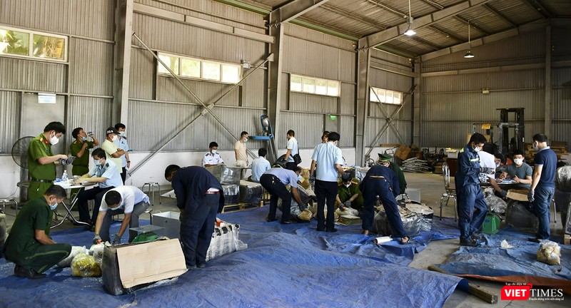 Lực lượng chức năng kiểm đếm hàng chứa trong container Lực lượng chức năng kiểm đếm hàng chứa trong container