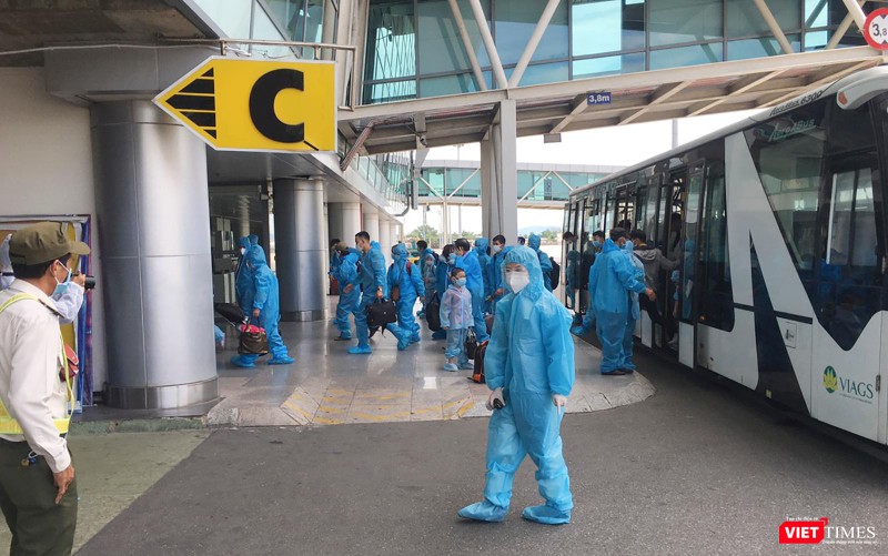 Vào nhà ga sân bay như những hành khách thông thường