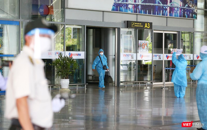 Những công dân đầu tiên bước ra từ ga đến