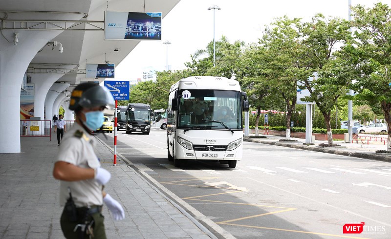 Lúc này, phía ngoài nhà ga, xe chở số công dân về nơi cách ly đã sẵn sàng