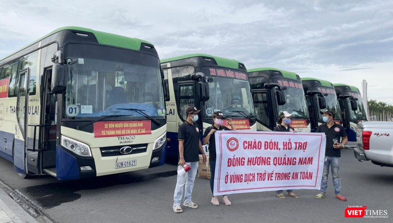 Đoàn xe trong buổi lên đường vào TP HCM Đoàn xe trong buổi lên đường vào TP HCM