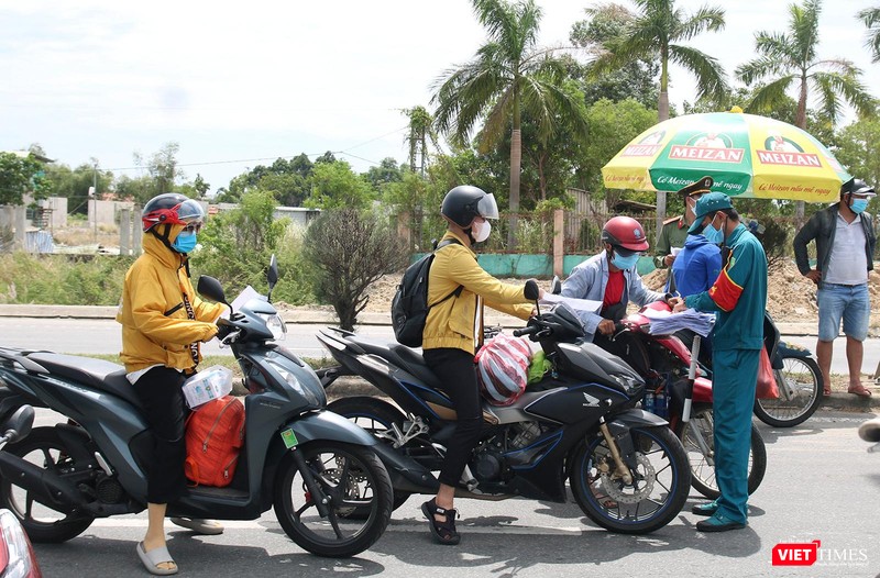 Người dân thực hiện khai báo trước khi qua chốt kiểm soát