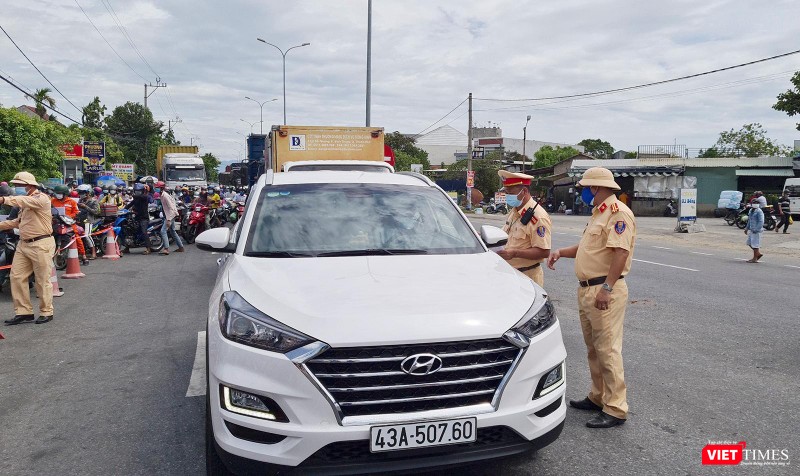 Lực lượng CSGT hướng dẫn các lái xe