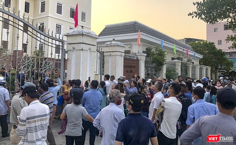Hàng trăm khách hàng tập trung trước cổng toà án theo dõi thông tin từ phiên xét xử Hàng trăm khách hàng tập trung trước cổng toà án theo dõi thông tin từ phiên xét xử